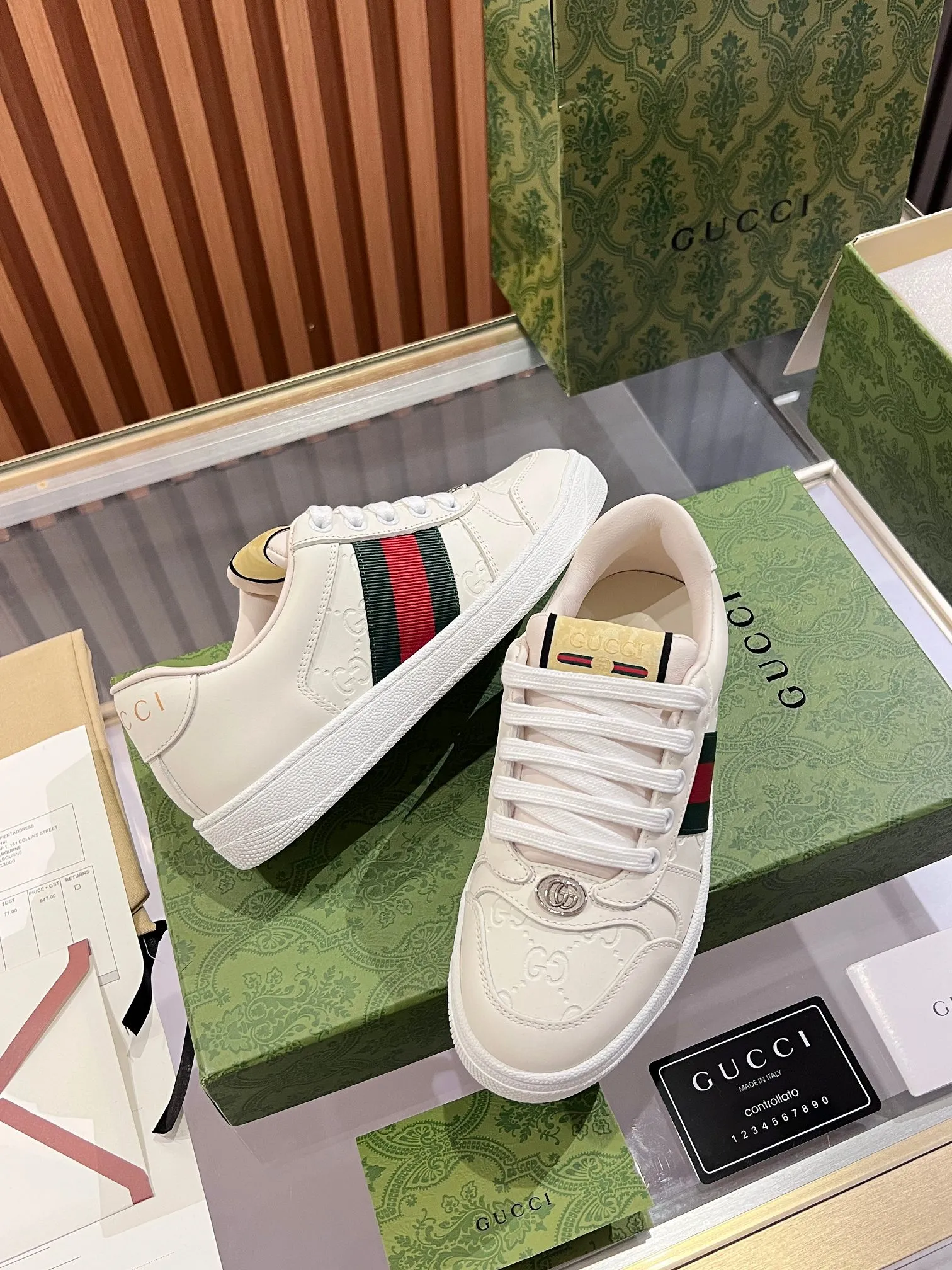 👟👟Ex-factory price 540👟👟 ⚡️Gucci Dirty Shoes Top factory quality, impeccable at the counter, the comfort is incredible. Retro distressed elements, washed retro logo on the tongue, metal double LOGO, 99% recognizable, full of Gucci elements; terry cloth lining, cowhide foot pads and 3mm latex are much more comfortable than real leather shoes. Environmentally friendly TPU wear-resistant outsole, soft and elastic. The inside of the tongue is made of imported elastic bands, which have great tension and won't strangle your feet. I don't develop the shoes without the original version. Only by getting the original version can the shoes be accurate and beat the market version instantly. Every stitch and every stitch is very tight and full. The debugging process is the most painstaking and requires no less than a hundred modifications before it is adjusted to the perfect state so that it can be worn comfortably by all foot types! Size 35-40 women’s model)